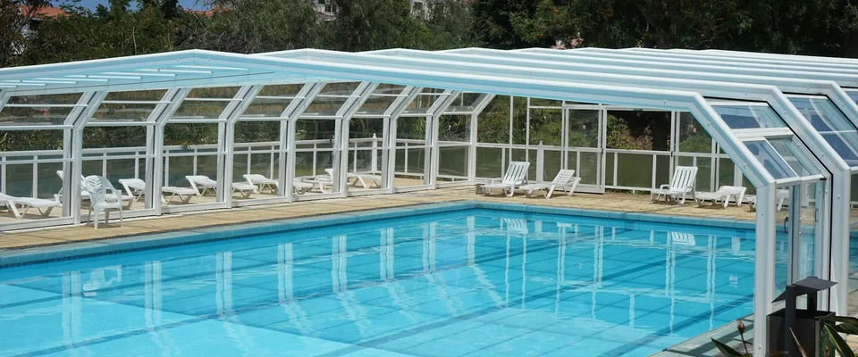 Abri de piscine : types, prix et réglementation en 2026