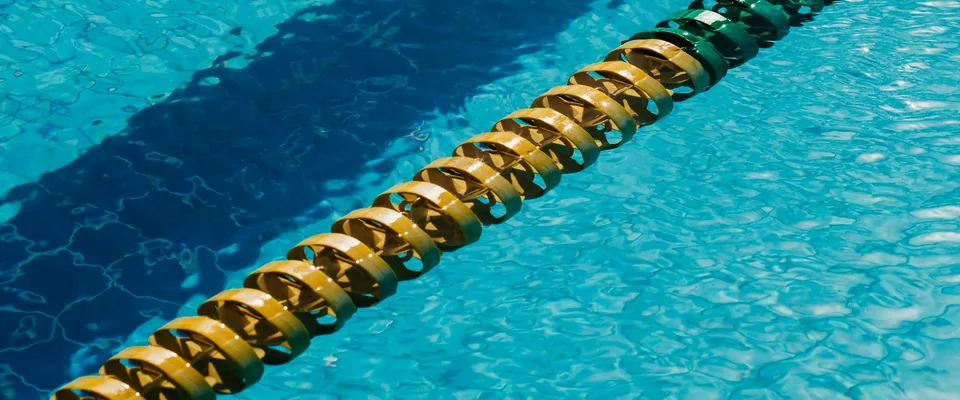 Piscine coque vs béton : le comparatif complet 2026 pour faire le bon choix