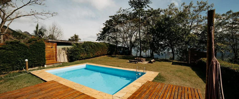 Piscine bois : le guide complet 2026 (kits, enterrée, entretien, prix)