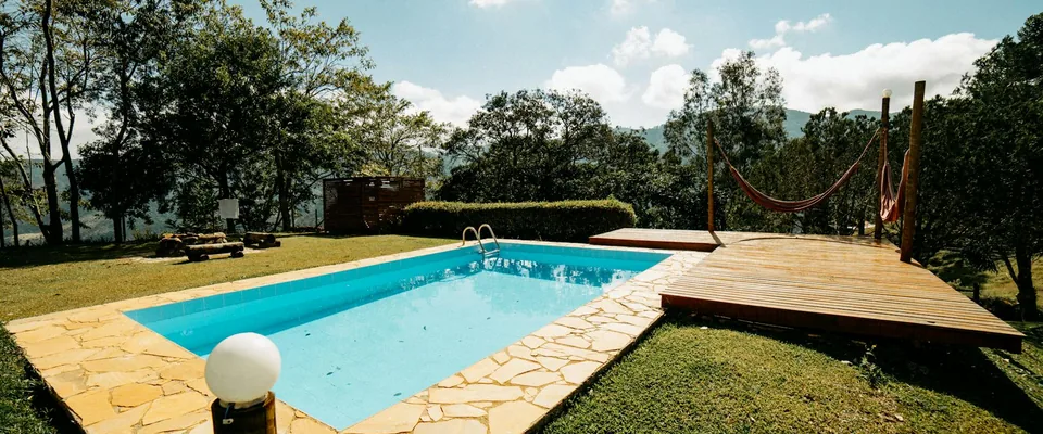 Piscine coque polyester : le guide complet 2026